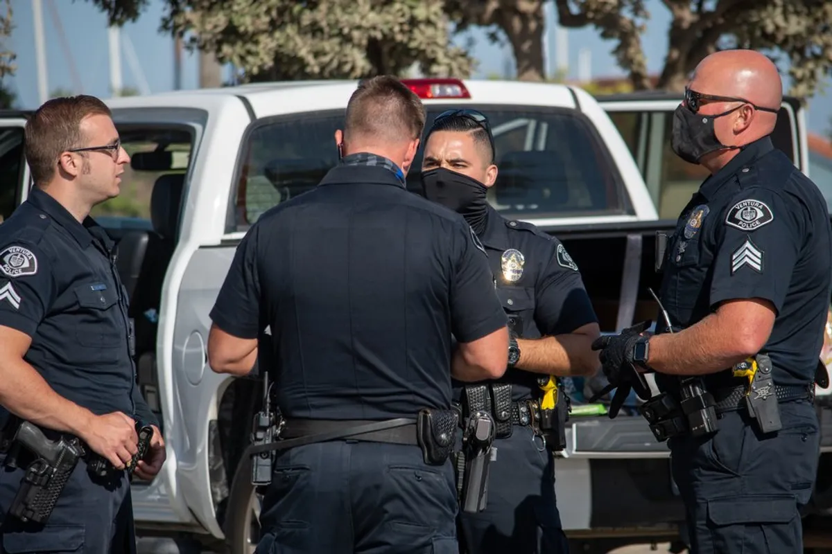 Des policiers qui font un contrôle | Photo : Shutterstock