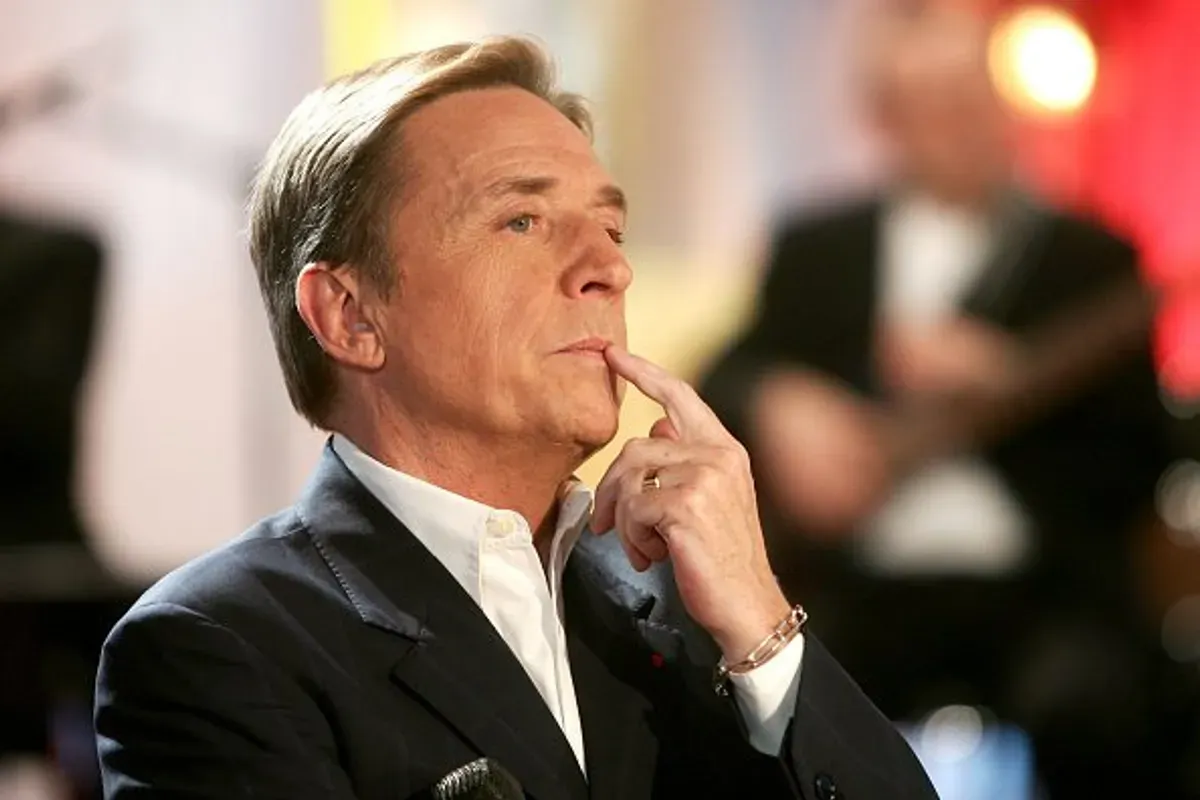 L'animateur Pascal Sevran présente la finale de "La Chance Aux Chansons". | Photo : Getty Images