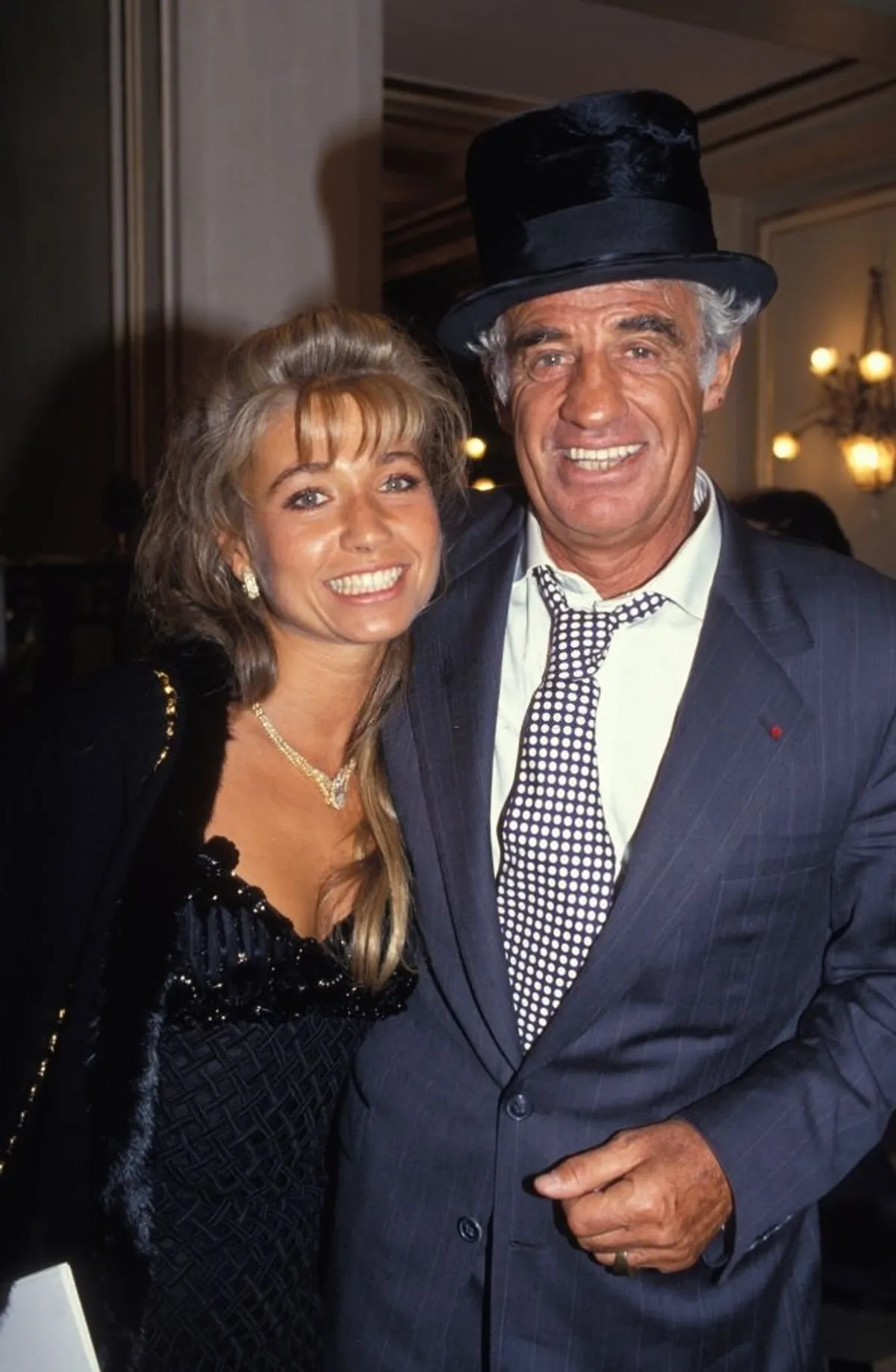 Jean-Paul Belmondo fête ses 40 ans de carrière avec sa compagne Natty à Paris le 9 avril 1993, France. | Photo : Getty Images