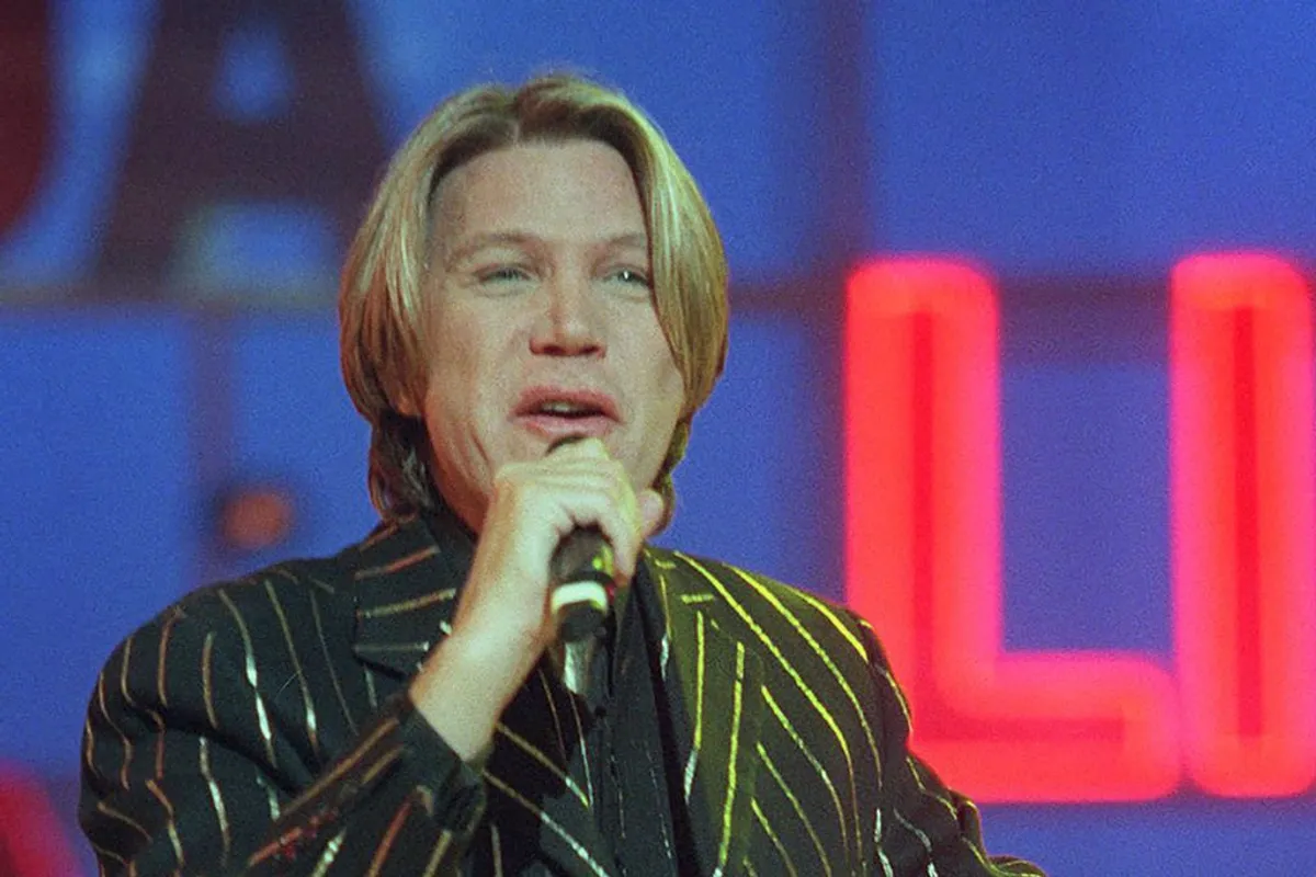 Le chanteur suisse Patrick Juvet se produit à l'Olympia, à Paris. | Photo : Getty Images
