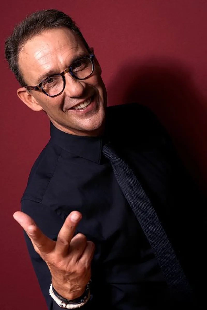 Julien Courbet pose lors d'une séance de portrait à Paris. | Photo : Getty Images