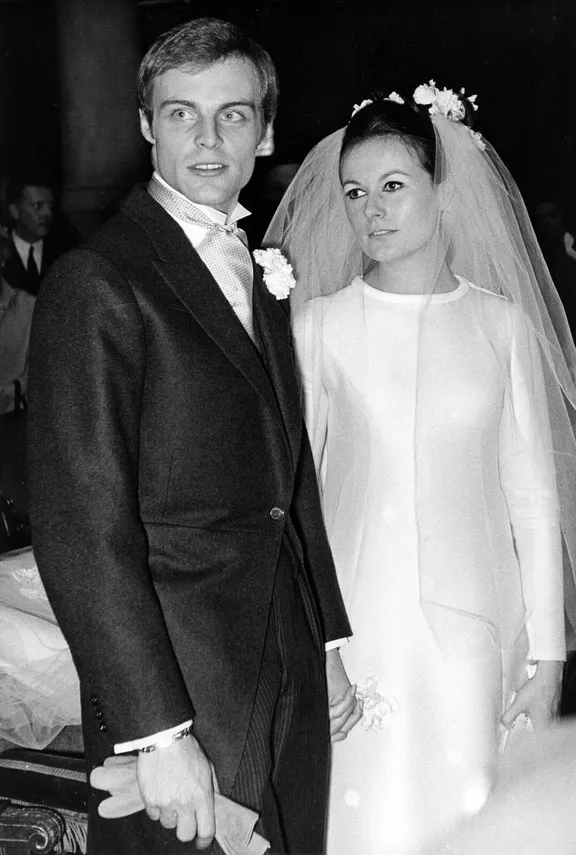 Mike Marshall et sa femme Catherine lors de leur mariage à l'Eglise Saint-Honoré d'Eylau à Paris le 26 avril 1966, France. | Photo : Getty Images