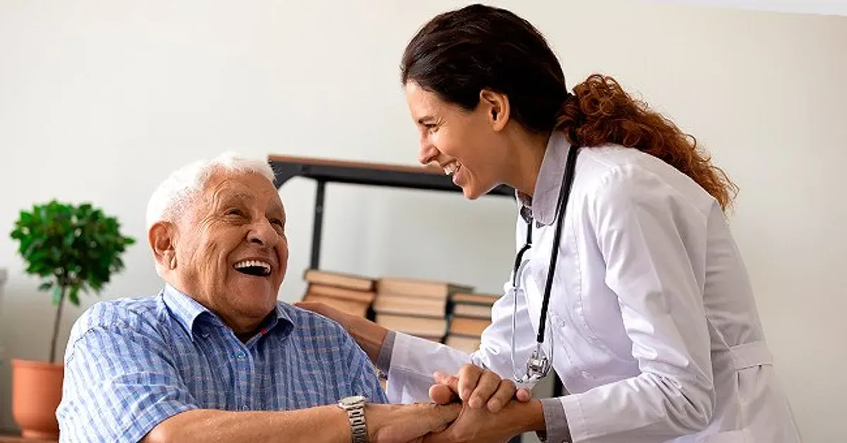 Un vieil homme parle à un médecin. | Photo : Shutterstock