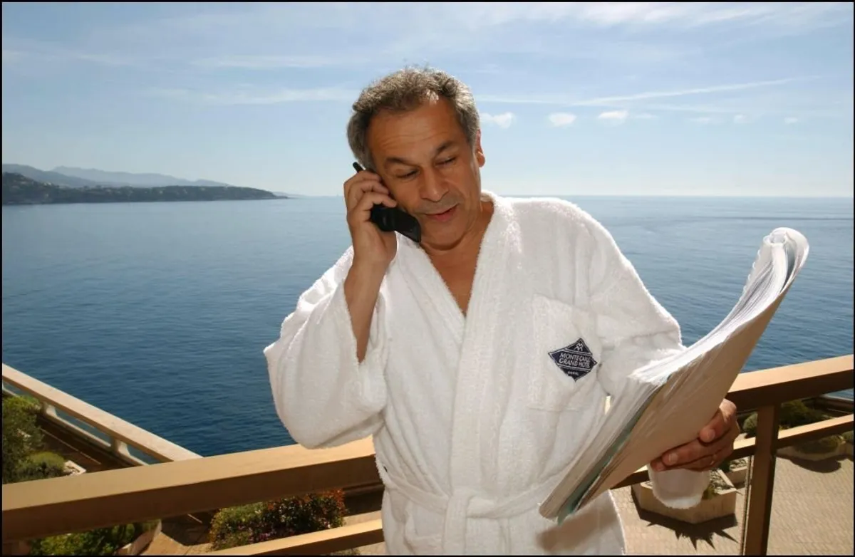 Gros plan de l'acteur français Francis Perrin à Monaco. | Photo : Getty Images