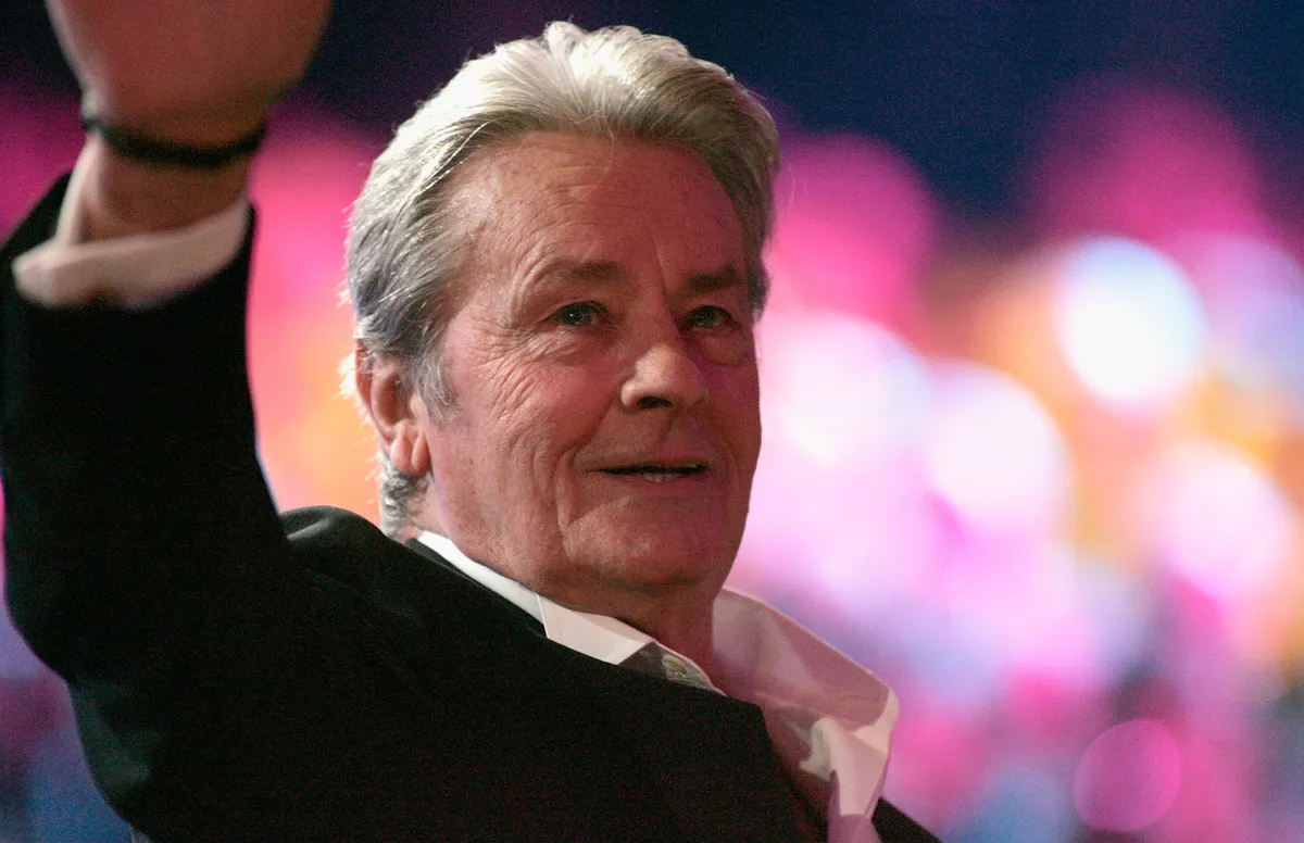 L'acteur français Alain Delon fait des vagues lors du concours de beauté Miss France le 4 décembre 2010 à Caen, France. | Photo : Getty Images