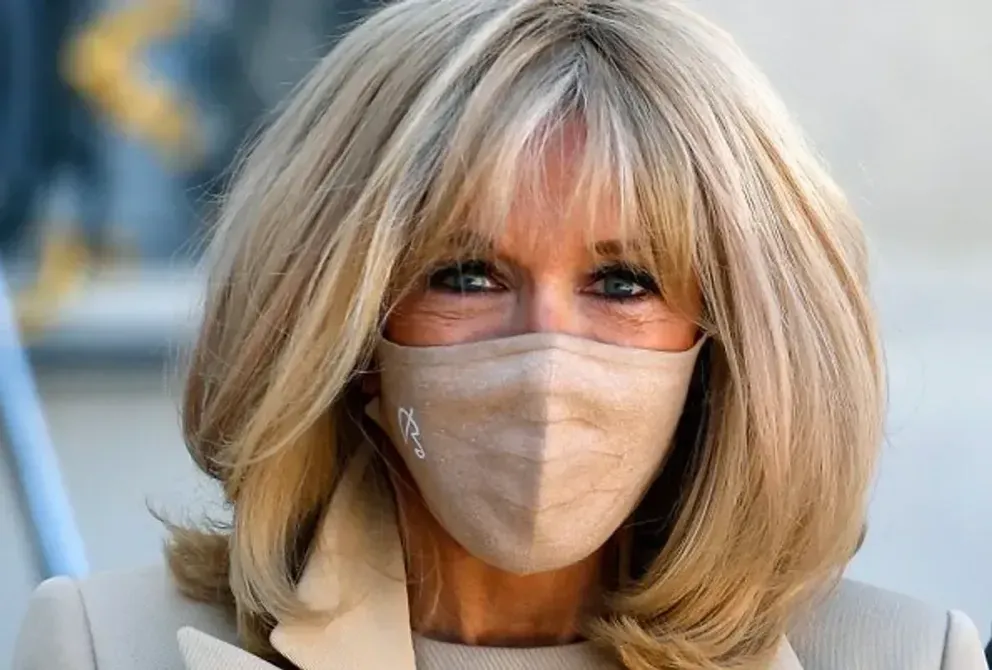 L'épouse du président français Emmanuel Macron, Brigitte Macron, portant un masque de protection. | Photo : Getty Images