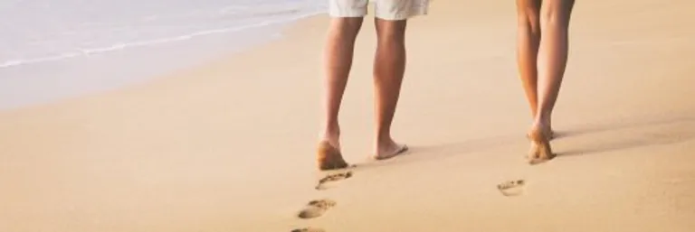 Un couple se balade à la plage | Photo : Shutterstock