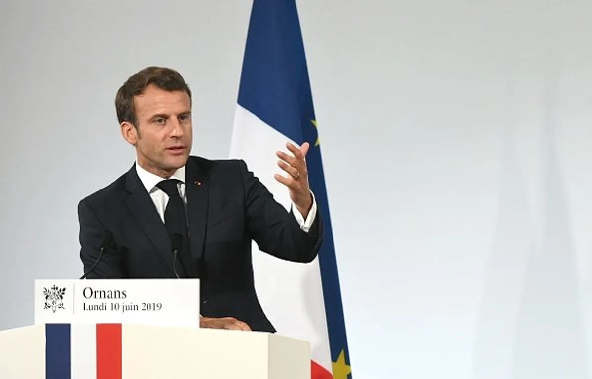 Emmanuel Macron prononce un discours lors des célébrations du bicentenaire de la naissance du peintre français Gustave Courbets. | Photo : Getty Images