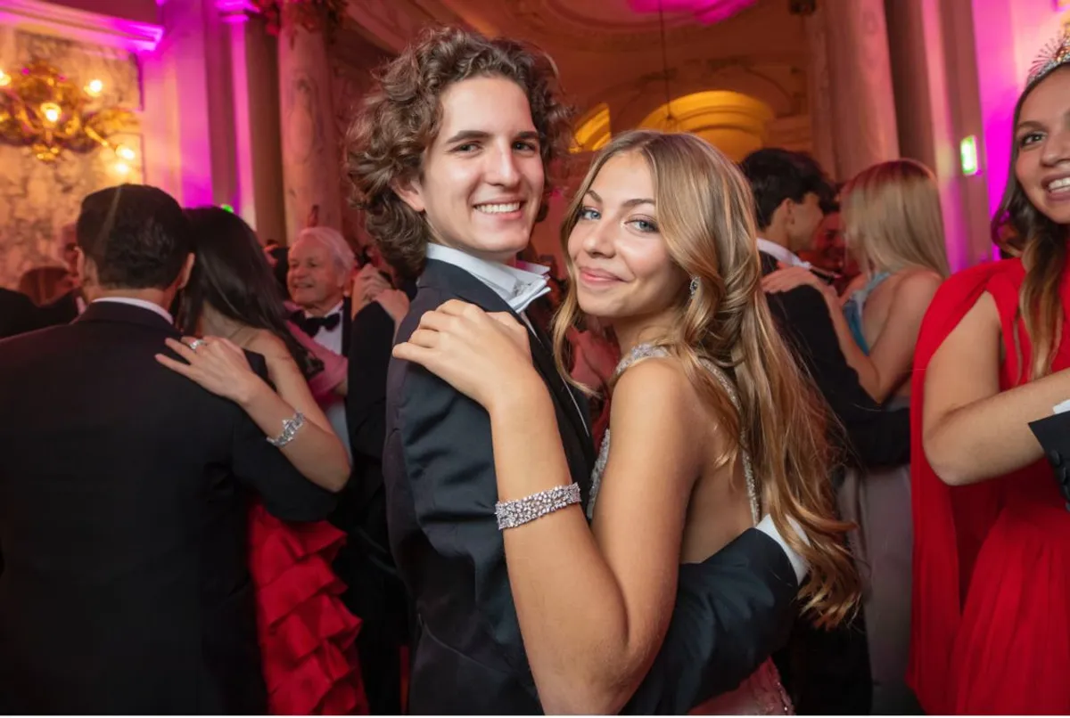 Stella Belmando et Gaspard Guérin au bal des débutants. | Photo : Getty Images