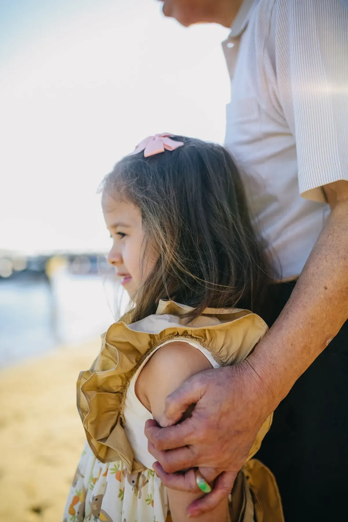 Une petite fille près d'un vieil homme. | Photo : Pexels