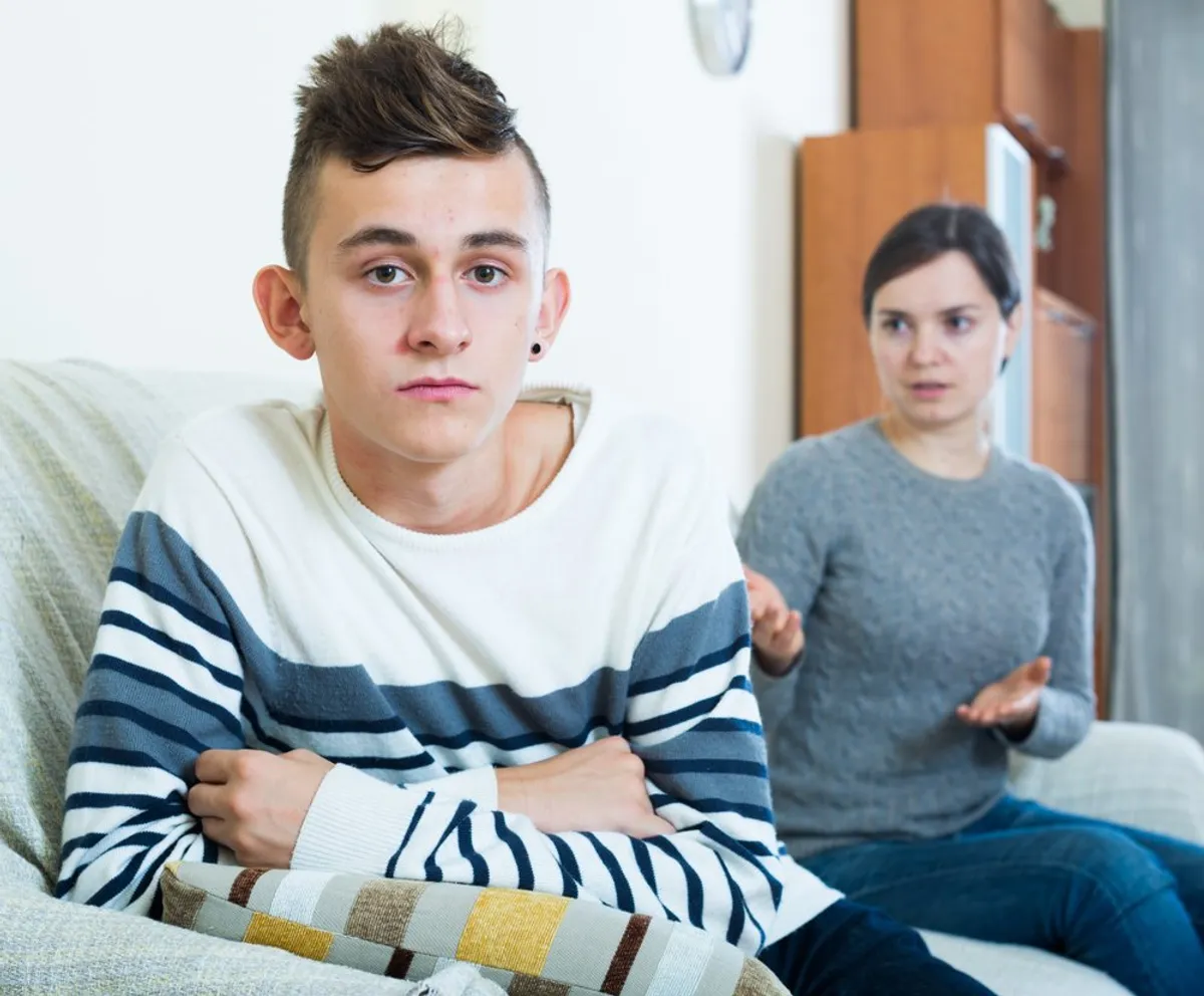 Tom n'écoute pas la mère de Brian | photo : Shutterstock