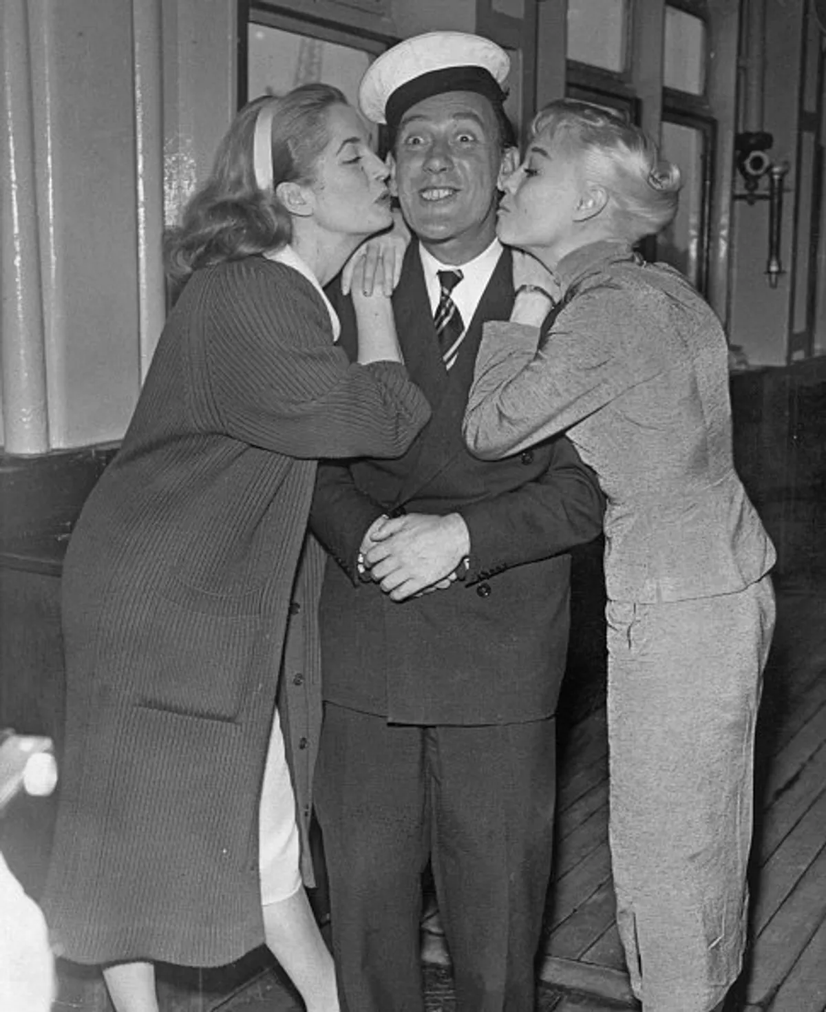 Barbara Shelley, Tommy Trinder (1909 - 1989) et Sharon Lee à bord du paquebot "Queen Elizabeth", 1958. | Photo : Getty Images