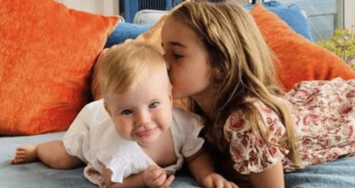 La petite Olivia et sa sœur. | Photo : Twitter/La Vanguardia