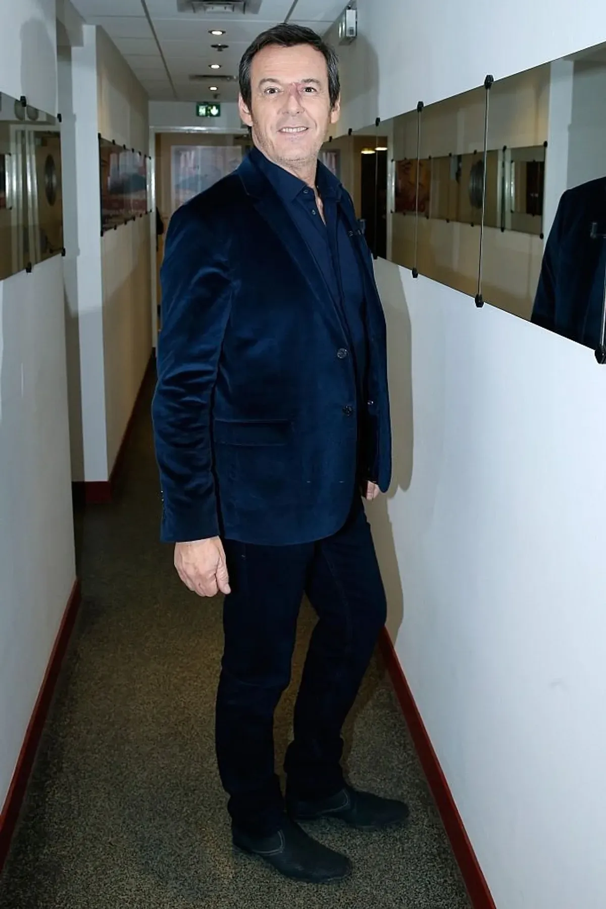 Jean-Luc Reichmann présente la pièce de théâtre "Hibernatus" jouée au Théâtre de la Michodière lors de l'émission "Vivement Dimanche" au Pavillon Gabriel le 14 janvier 2015 à Paris, France. | Photo : Getty Images