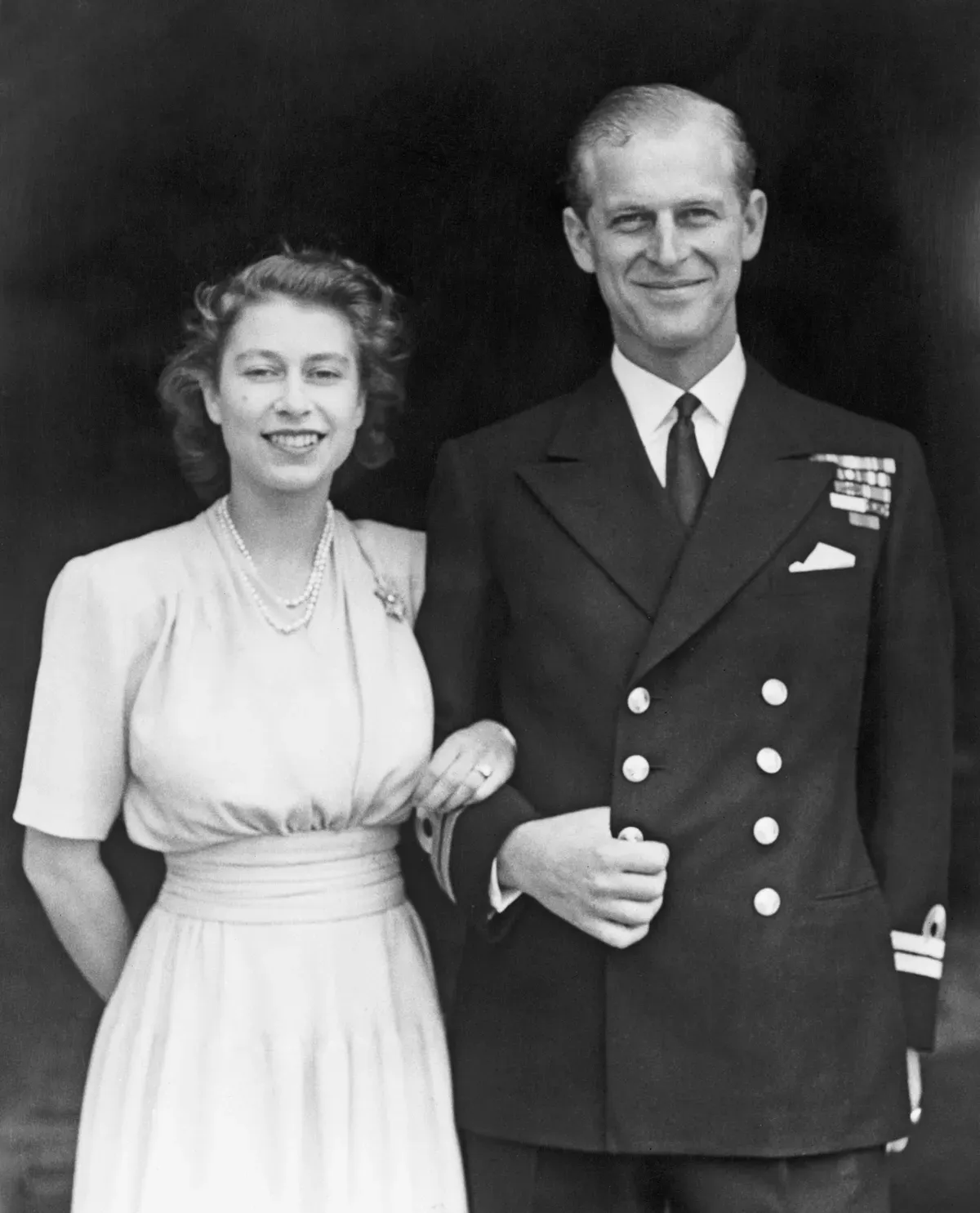 La reine Elizabeth et Philip Mountbatten, duc d'Edymburgh, au palais de Buckingham à Londres en 1947 | Photo : Getty Images