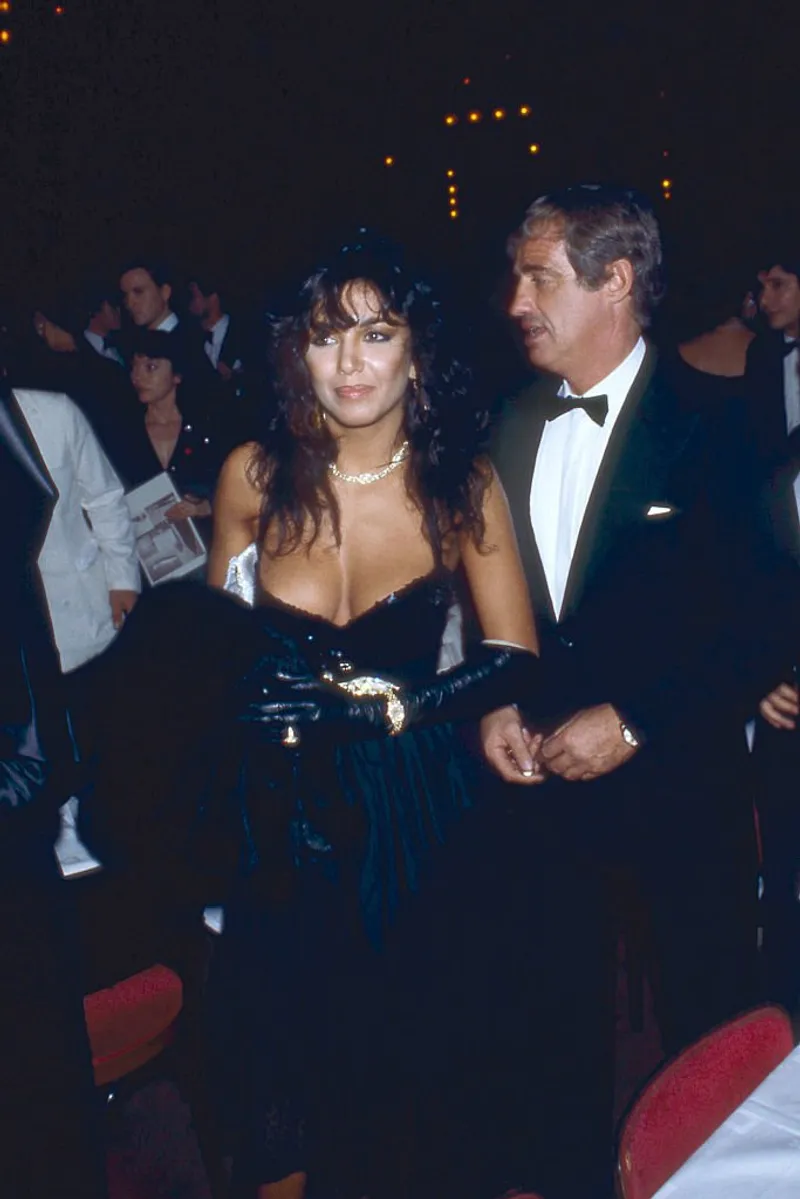 L'acteur Jean Paul Bemondo avec sa petite amie Carlos Sotto Mayor, le 3 novembre 1982 à Paris, France | Photo : Getty Images