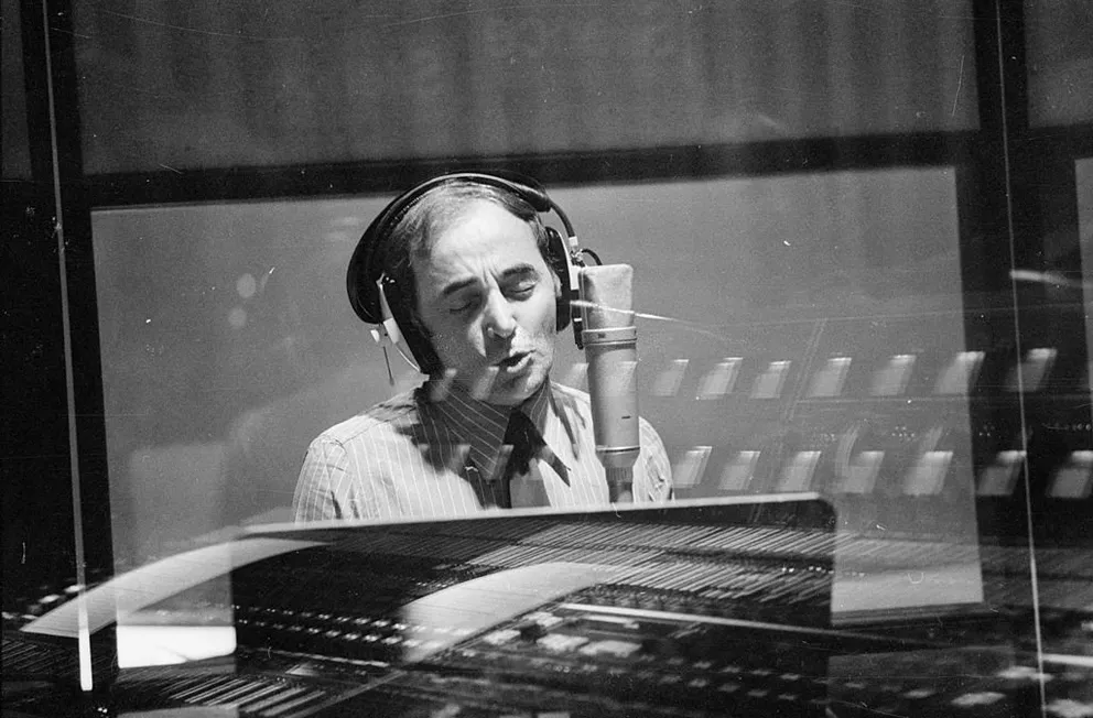 Le chanteur et compositeur français Charles Aznavour se produit dans un studio d'enregistrement. | Photo : Getty Images