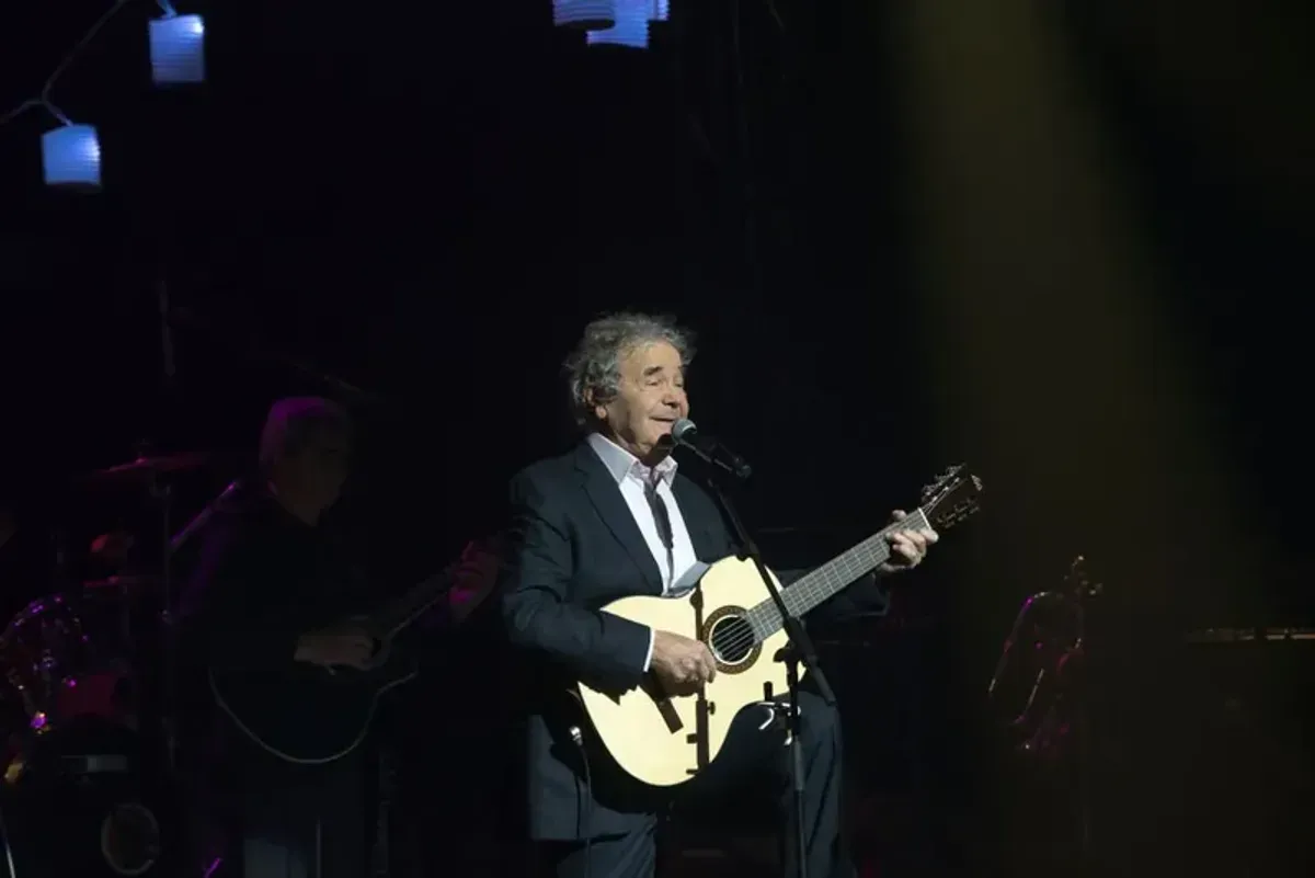 Pierre Perret se produit lors de la célébration des "60 ans de chansons de Pierre Perret" à la Salle Pleyel le 10 décembre 2017 à Paris, France. | Photo : Getty Images