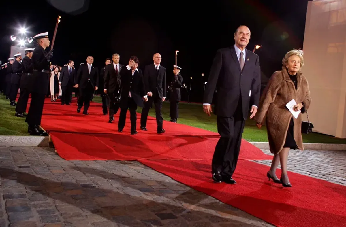 Jacques Chirac et son épouse Bernadette arrivent à un dîner en l'honneur des dirigeants européens au Bellevue Palace le 24 mars 2007 à Berlin. | Photo : GettyImage