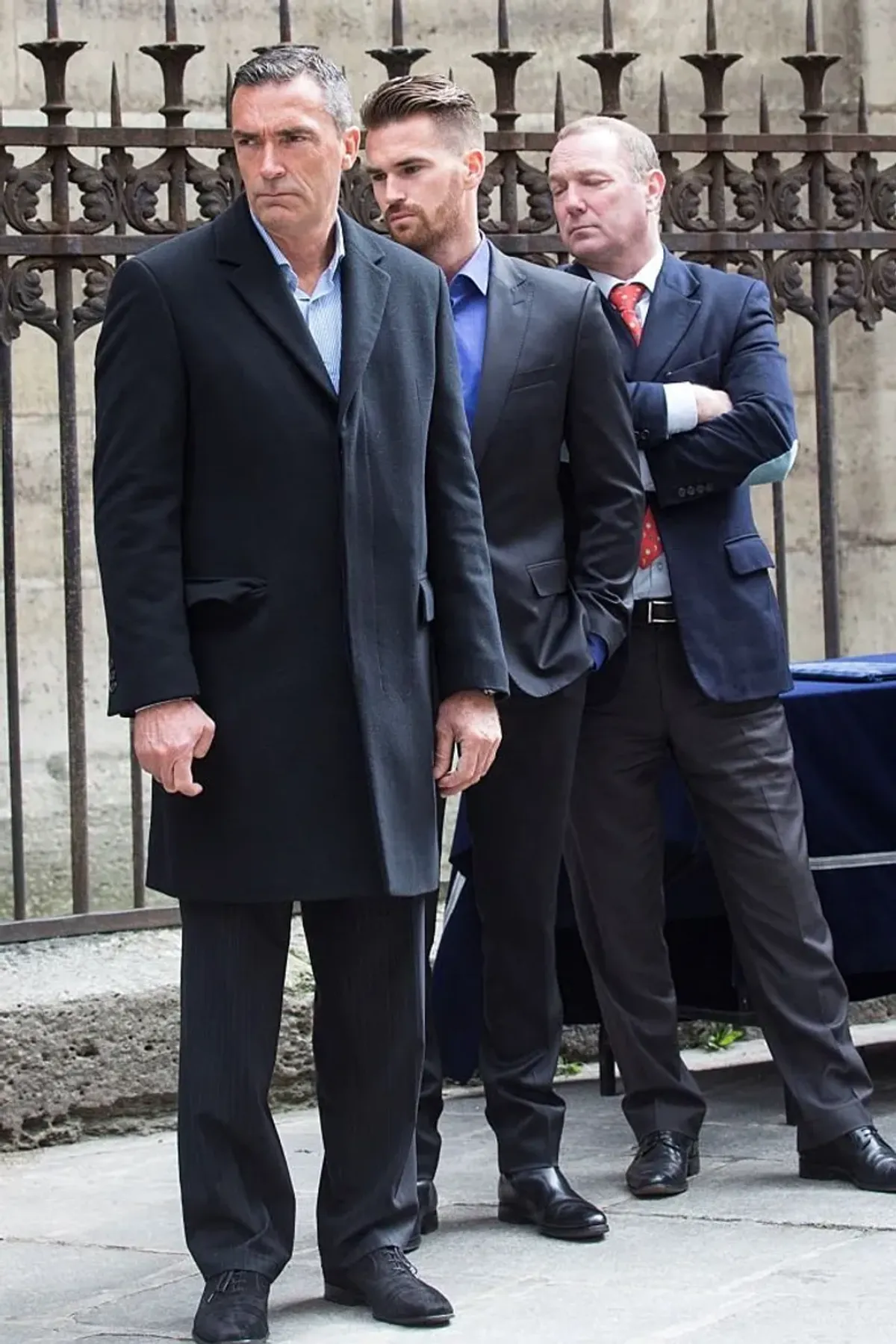 le frère de Florence Arthaud, Hubert Arthaud (L) est vu lors de la cérémonie funéraire du marin compétitif Florence Arthaud en face de l'église Saint-Séverin à Paris, France le 30 mars 2015. | Photo : Getty Images