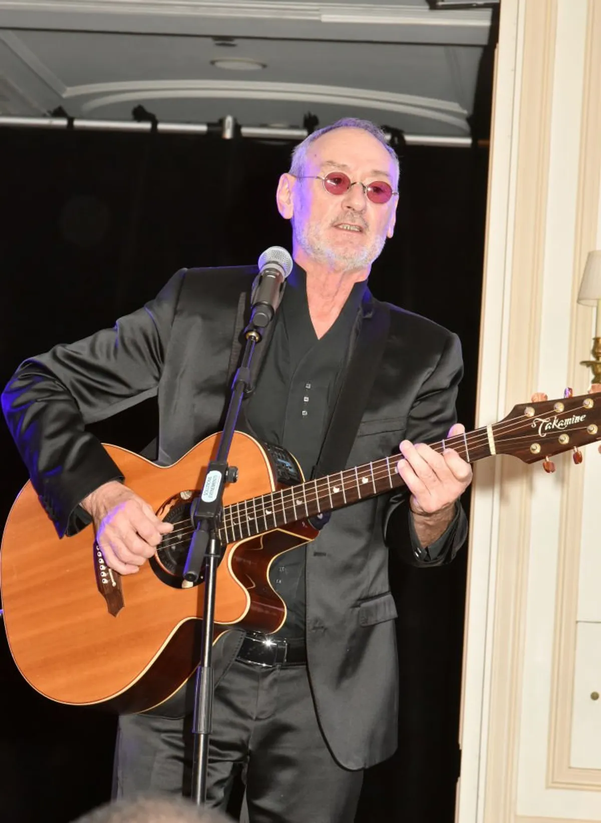 Michael Jones présente la cérémonie d'élection de "Miss Beaute Nationale 2019" et le 20e anniversaire de Citestars lors de la cérémonie d'élection au Grand Hôtel le 18 novembre 2018 à Paris, France. | Photo : Getty Images