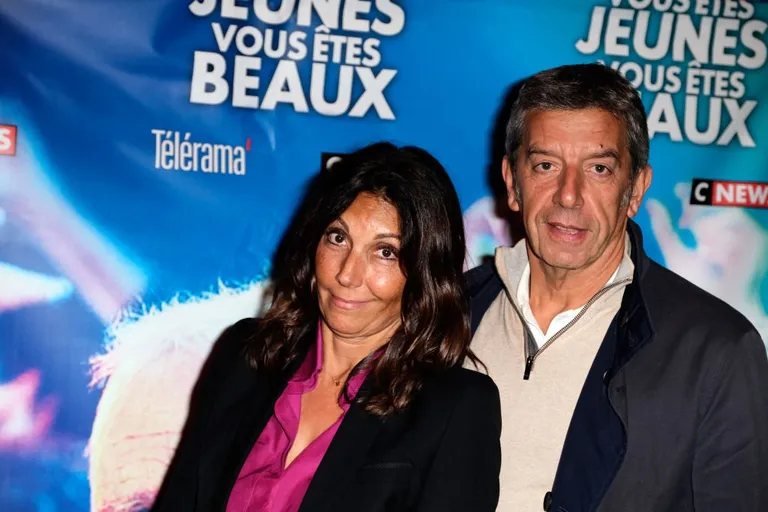 Michel Cymes et son épouse Nathalie Cymes assistent à la première de "Vous Etes Jeunes, Vous êtes Beaux" au Cinéma Gaumont Opéra le 23 septembre 2019 à Paris, France. | Photo : Getty Images